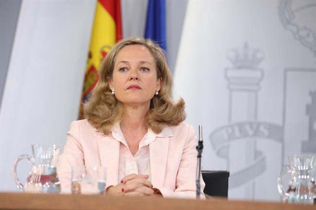 Calviño dice que el automóvil español no se puede quedar fabricando coches que no se venden