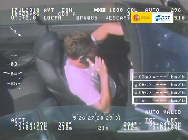 Tráfico denuncia a 2.267 conductores en una semana por usar el móvil al volante