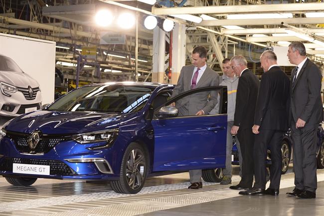 Felipe VI visitará la próxima semana las plantas de PSA en Zaragoza y de Renault en Valladolid