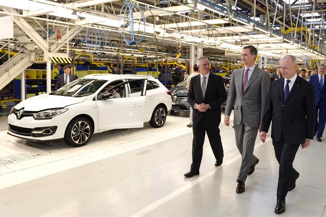 El Rey respalda a la industria del automóvil visitando las plantas de PSA y Renault