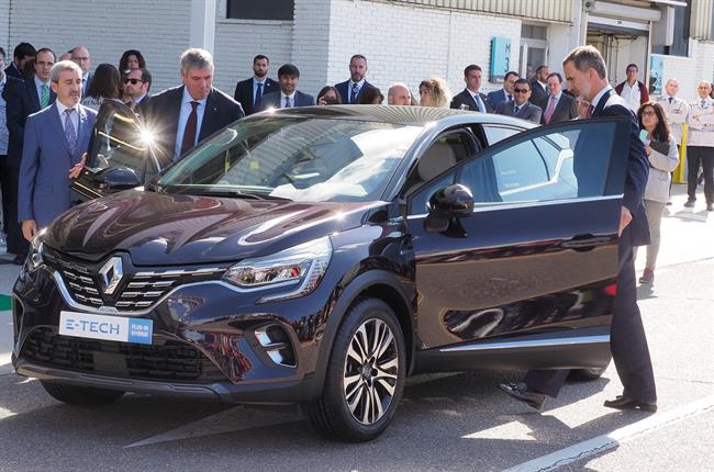 El Rey pilota el nuevo Renault Captur híbrido-enchufable y muestra su apoyo a la industria del automóvil