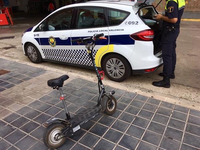 La DGT dice que el casco debería ser obligatorio para bicicletas y patinetes