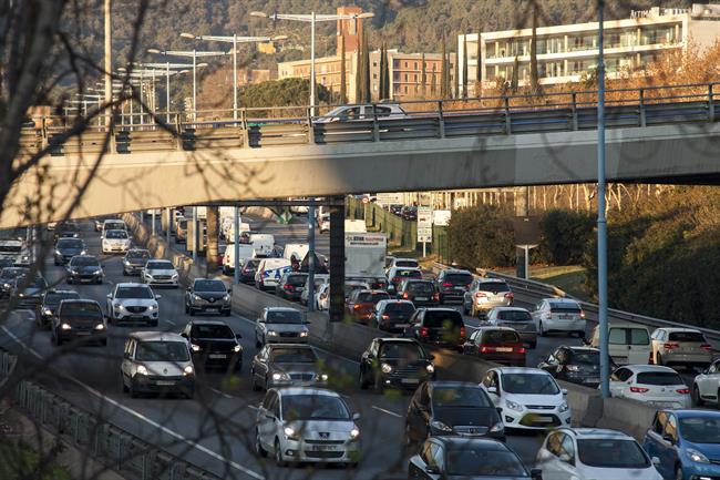 Vehículos sin etiqueta de la DGT pagarán 2 euros por circular en la zona de bajas emisiones de Barcelona