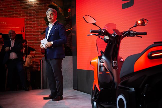 Seat crea una unidad de movilidad urbana y presenta su primera motocicleta eléctrica