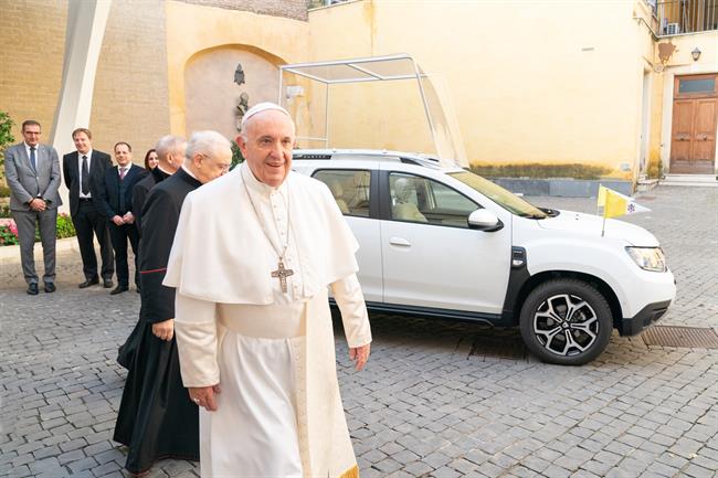 Renault dona al Papa Francisco un Dacia Duster adaptado a sus necesidades