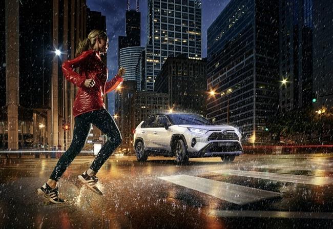 Toyota añade al RAV4 un sistema que alerta a los peatones cuando el coche circula en modo eléctrico
