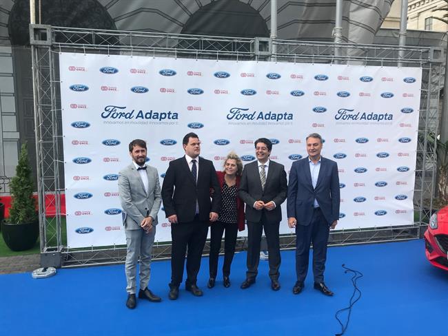 El Tour Ford Adapta facilita en Canarias la prueba de coches adaptados a personas con discapacidad