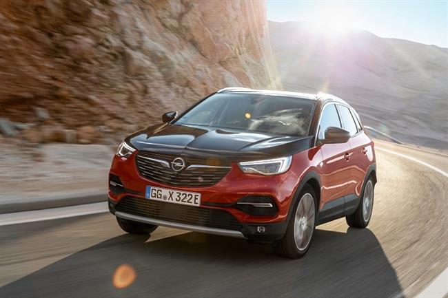 Opel lanza una nueva versión del Grandland X híbrido enchufable con tracción delantera