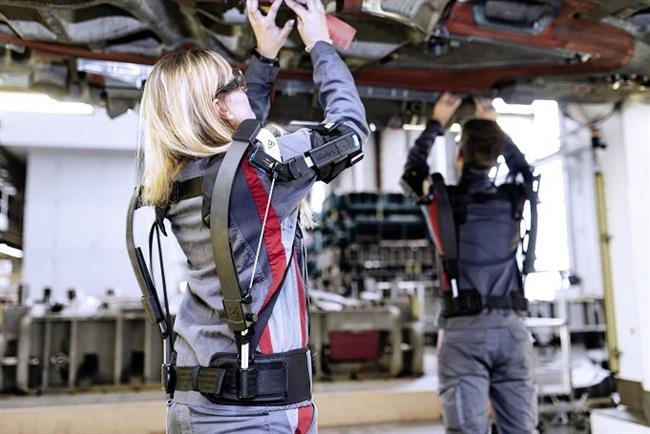 Audi prueba dos tipos de exoesqueletos en la línea de montaje de su factoría de Ingolstadt (Alemania)