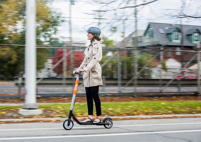 OCU alerta de la escasa cobertura que ofrecen los seguros de hogar a ciclistas y usuarios de patinetes