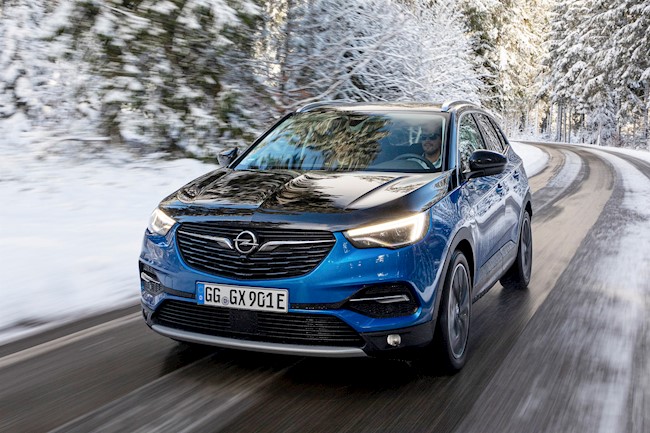 El Opel Grandland X Hybrid4, ya disponible en España con hasta 59 kilómetros de autonomía eléctrica