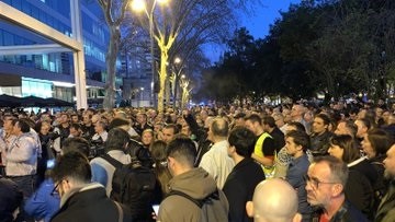Unos 500 trabajadores de Nissan cortan la Diagonal de Barcelona ante el Consulado de Japón