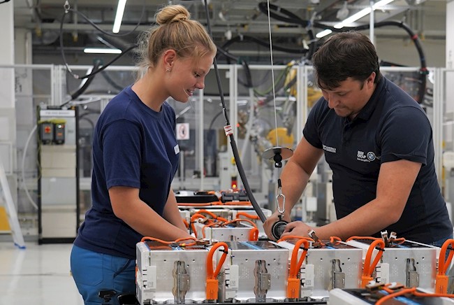 BMW contratará este año a 800 personas para producir componentes para motores eléctricos en Alemania