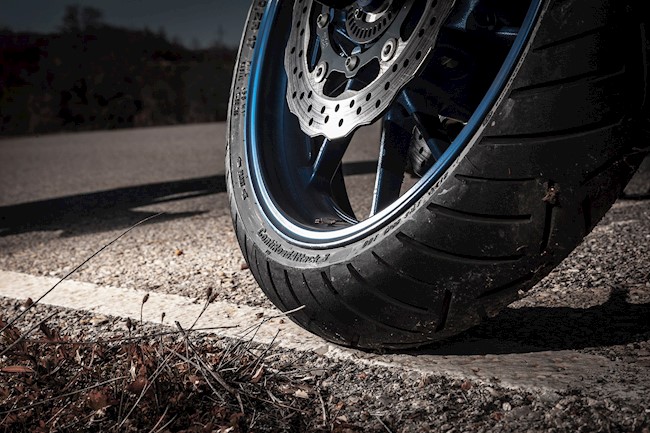 Continental aconseja circular a velocidad adecuada y mantener la postura correcta a motoristas novatos