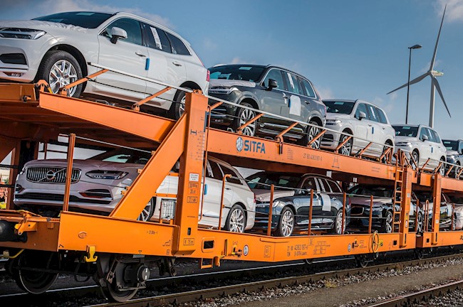 Volvo reduce sus emisiones de CO2 hasta un 75% con el uso de trenes para transportar vehículos