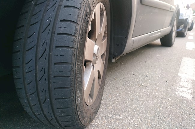 ¿Cómo saber cuándo tengo que cambiar los neumáticos de mi coche?