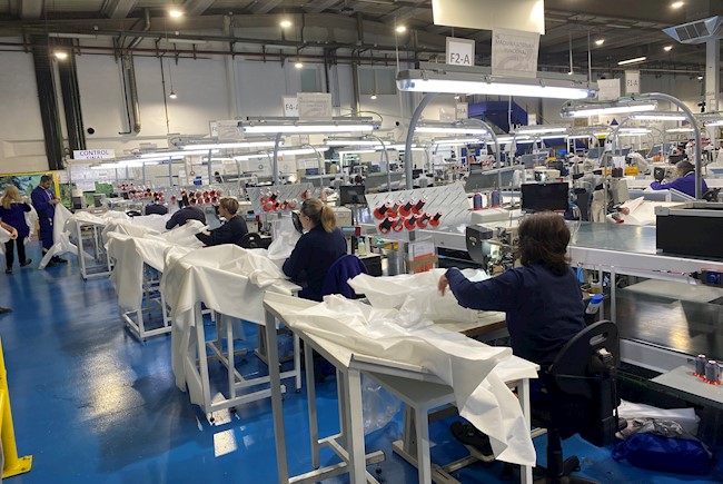Empleados de Grupo Antolin fabrican material sanitario para hacer frente a la escasez por el Covid-19