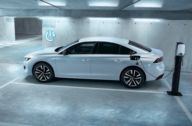 Peugeot reivindica su siglo de experiencia en el segmento berlina con el nuevo 508 híbrido enchufable