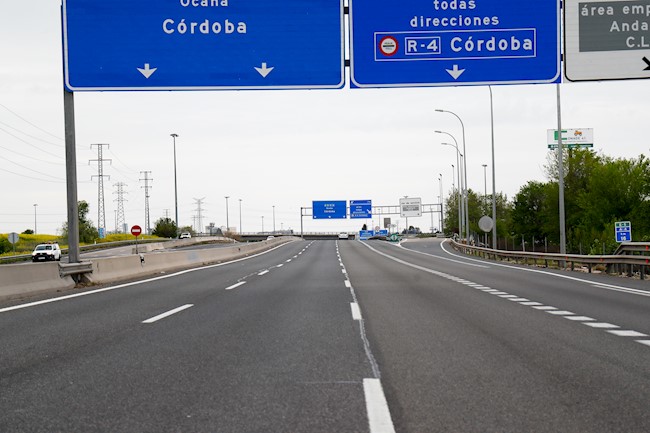 El tráfico de turismos y motocicletas bajó este sábado un 92,45% y el de camiones un 58,60%