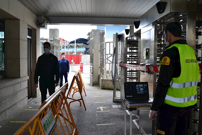 Mascarillas, cámaras termográficas y "patrulla sanitaria", medidas de PSA Vigo para volver a operar