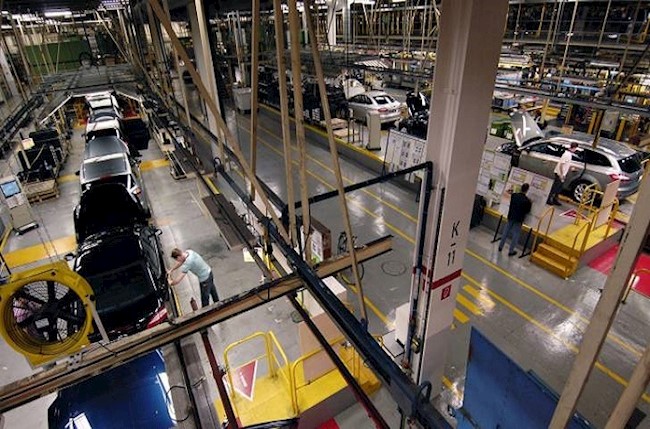 El sector automovilístico produce material médico y dona vehículos a los servicios esenciales
