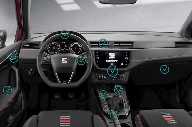 El volante y los tiradores de las puertas, entre los puntos a desinfectar de un coche, según Seat