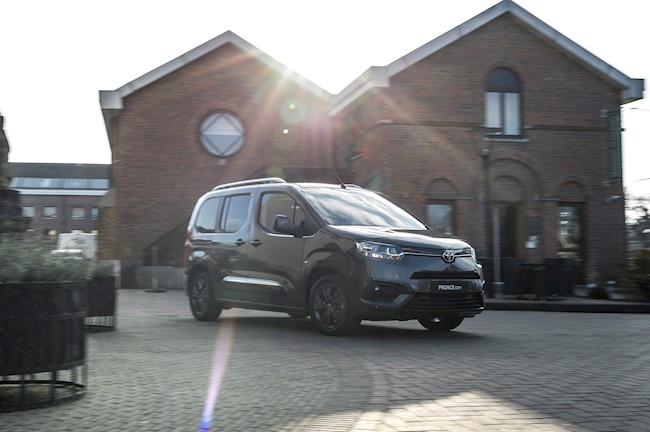 Toyota lanza el Proace City, su primer modelo fabricado en España, con hasta 130 caballos