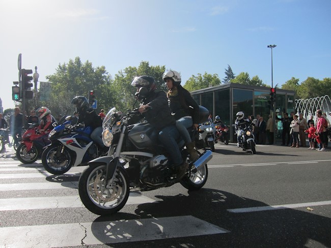 El Gobierno permite circular a dos personas en la misma moto desde este lunes en toda España