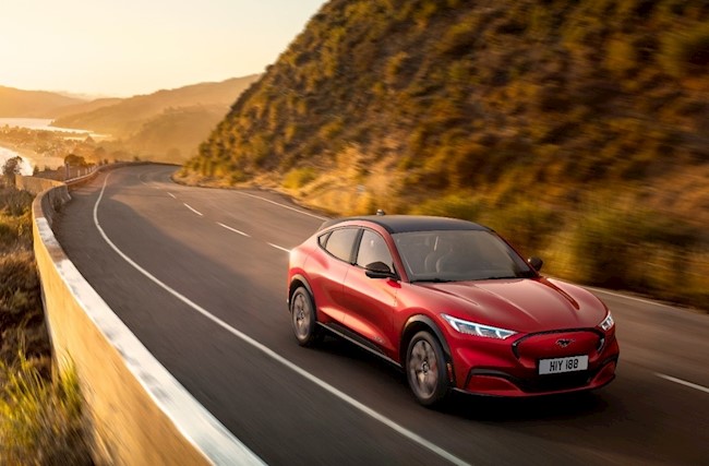 Ford desarrolla un sistema para descargar actualizaciones del Mustang Mach-E de forma inalámbrica