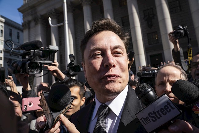 Musk reactiva la producción de Tesla en Estados Unidos y desafía a las autoridades a que lo arresten