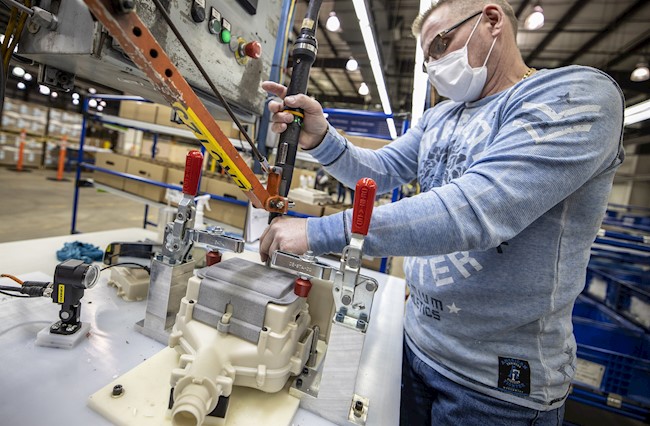 Ford recupera la actividad en toda Europa tras la apertura de su planta de Valencia el próximo lunes