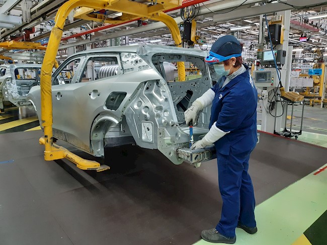 PSA Vigo reparte 80.000 mascarillas y 5.000 pantallas faciales entre los 1.600 empleados reincorporados