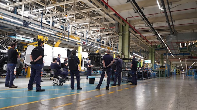 La planta de Mercedes-Benz de Vitoria reanuda este lunes la actividad de sus tres turnos de producción