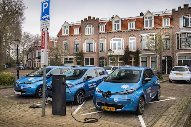 Renault estudia soluciones de recarga "inteligentes" y "sin cables" para coches eléctricos