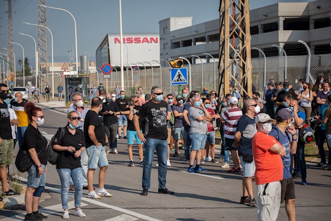 Trabajadores de Nissan queman neumáticos ante la planta de Montcada i Reixac (Barcelona)