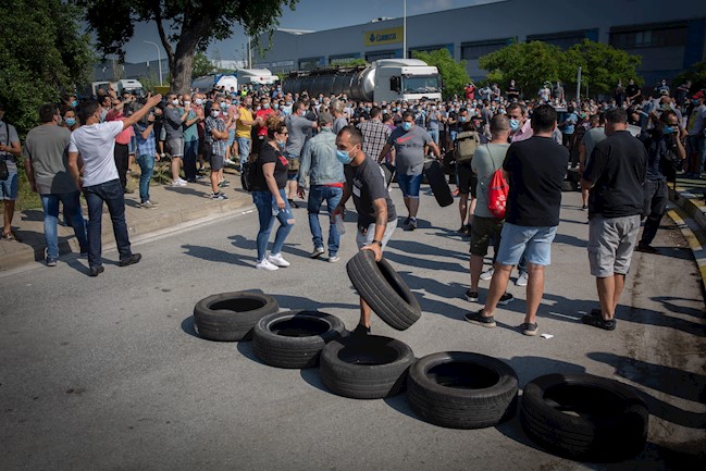 Unos 1.000 trabajadores de Nissan se concentran ante la planta de la Zona Franca