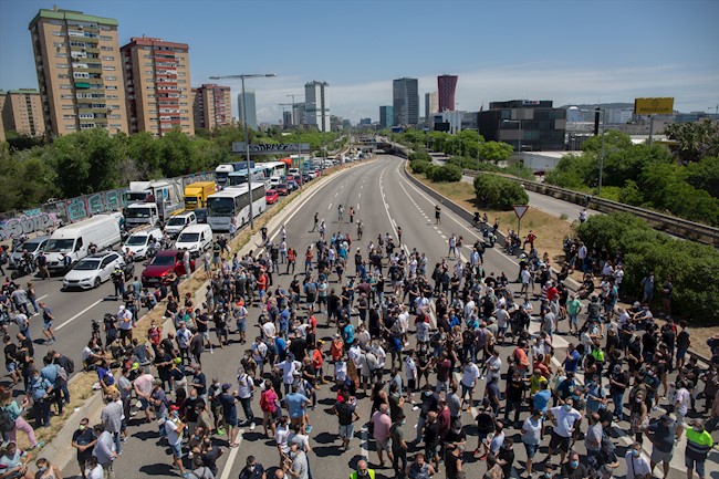 Los trabajadores de Nissan desconvocan la movilización tras cortar Gran Via y Ronda Litoral