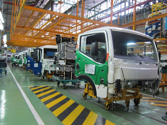 Unos 200 trabajadores de Nissan en Ávila se concentran en apoyo a sus compañeros de Barcelona
