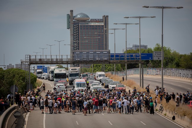 Unos 200 trabajadores de Nissan cortan unos minutos la Gran Via en L'Hospitalet (Barcelona)