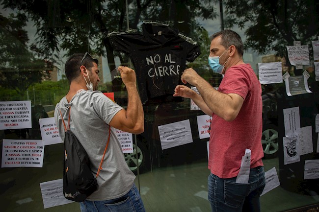 Trabajadores de Nissan protestan ante un concesionario Renault en Esplugues de Llobregat (Barcelona)