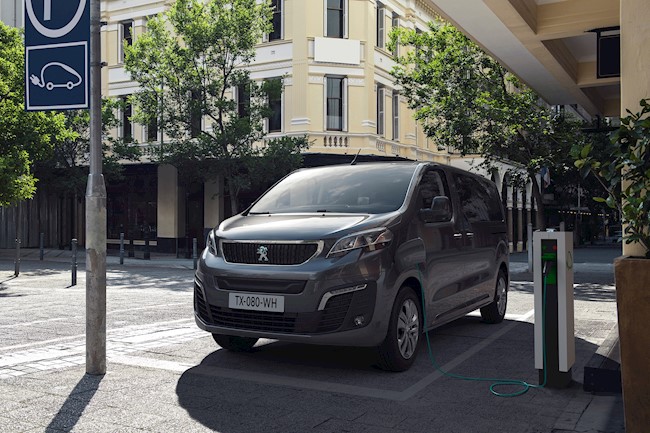 Peugeot presenta la versión eléctrica de su Traveller, con hasta 330 kilómetros de autonomía y 9 plazas
