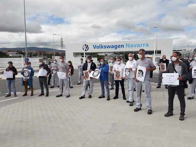 Miembros del comité de Volkswagen Navarra se concentran en apoyo a los trabajadores de Nissan y Alcoa