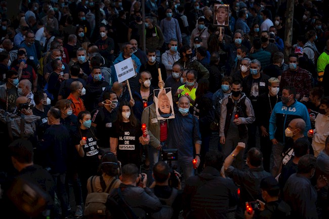 Unas 1.200 personas en la marcha nocturna contra el cierre de Nissan en Barcelona
