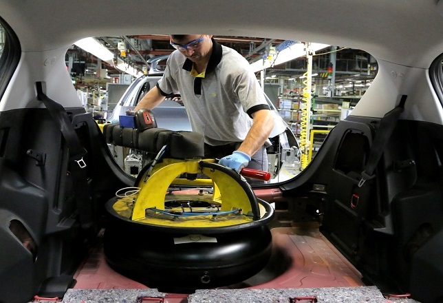 PSA estudia utilizar en Francia empleados de plantas españolas por la demanda de vehículos comerciales