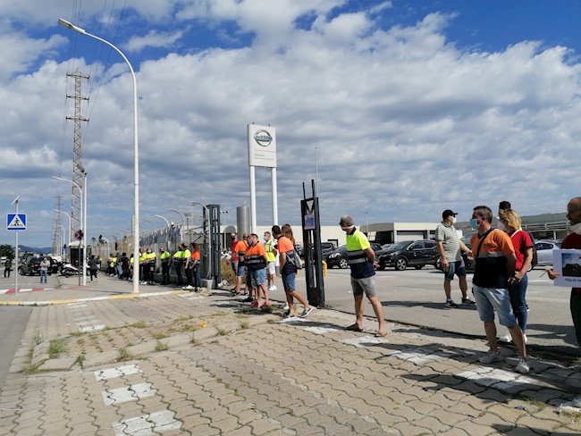 Trabajadores de las empresas auxiliares de Nissan rodean la planta de la Zona Franca