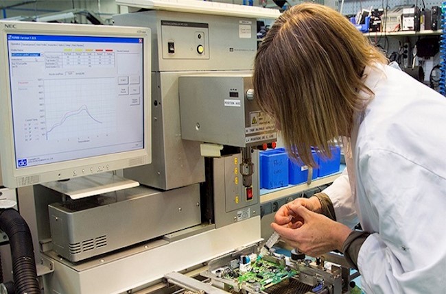 PSA amplía su asociación con Faurecia para la reparación de elementos electrónicos