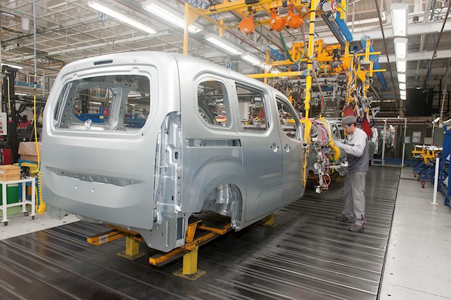El automóvil suma en abril dos meses en negativo, tras un desplome del 84% de las exportaciones
