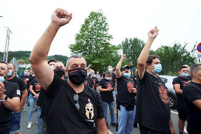 Unos 200 trabajadores de Nissan Barcelona llegan a la de Cantabria al grito de 'Nissan no se cierra'
