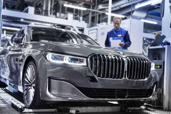 Fabricantes de automóviles piden retrasar los nuevos requisitos de emisiones tras la caída en ventas