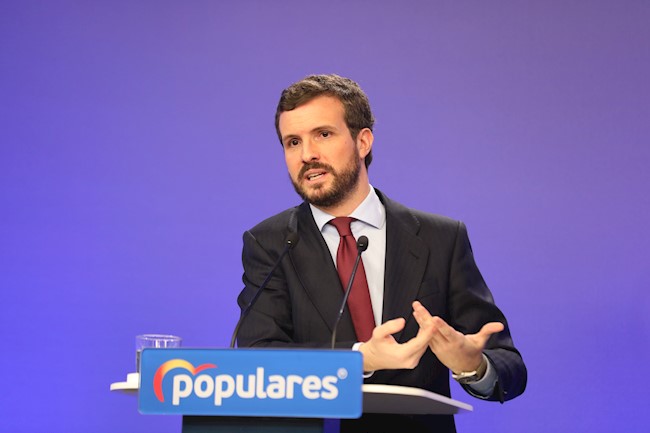 Casado exige a Sánchez que las ayudas a la automoción "lleguen ya" y que "deje de dar bandazos"